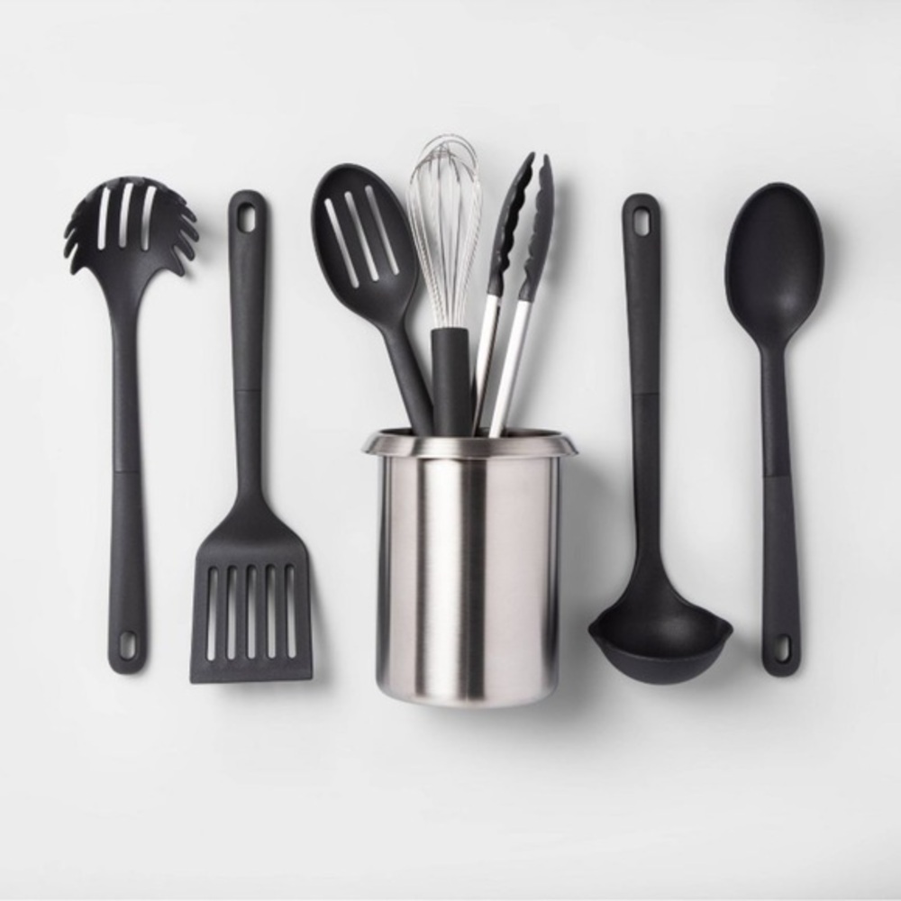 8 piece kitchen utensil set .Made by design
